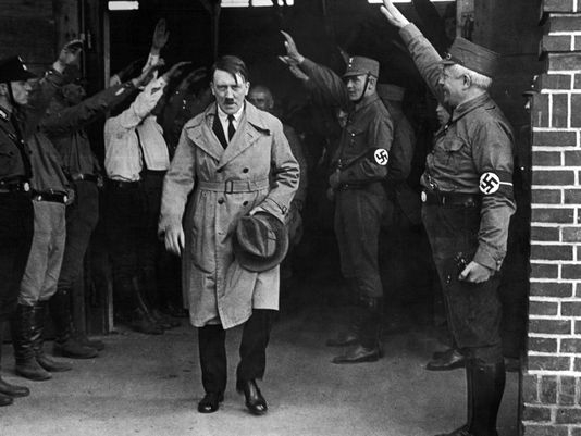 Ирония: Няма да повярвате какво правят живеещите покрай хижата на Хитлер с поклонниците му