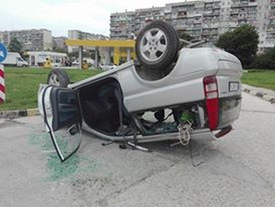 Зрелищна катастрофа във Варна! Камион отнесе кола и я обърна по таван (СНИМКИ)