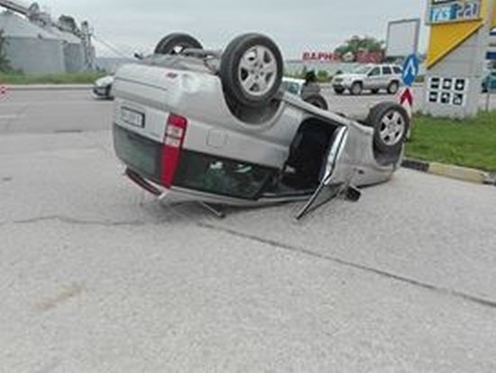 Зрелищна катастрофа във Варна! Камион отнесе кола и я обърна по таван (СНИМКИ)