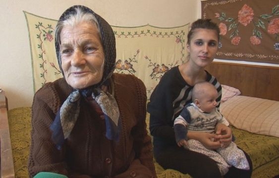 Една българка: 75-годишна баба гледа сама 9 внука и правнука, работи и допълнително