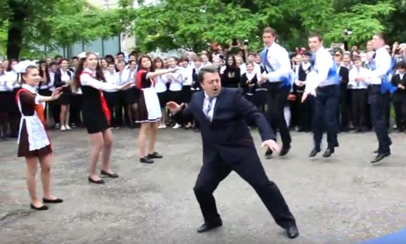 Школски директор взриви YouTube с танца си по случай края на учебната година