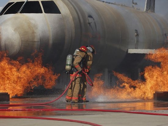 Нов кошмар! Самолет с над 300 пътници се запали минути преди да излети (СНИМКА)