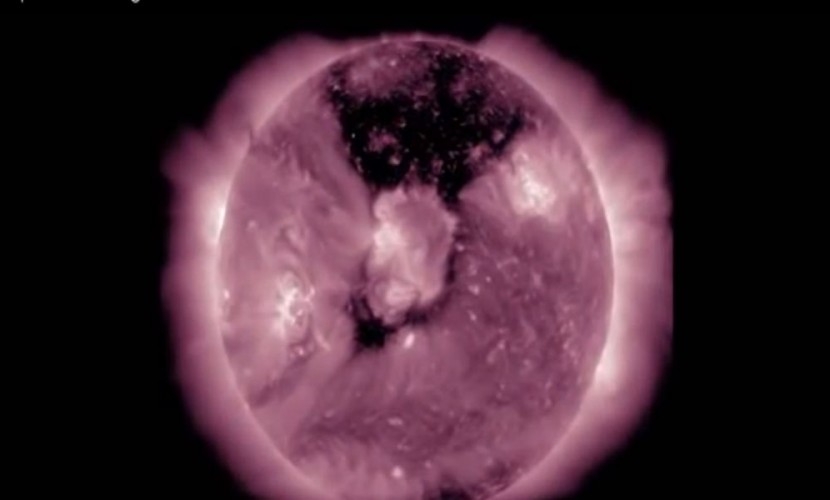 Учените от НАСА удивиха света! Заснеха най-голямата дупка в Слънцето (ВИДЕО)