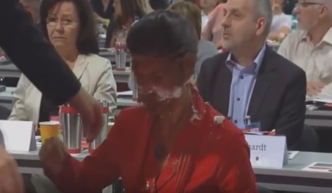 Замериха с торта германска опозиционерка заради коментар за бежанците (ВИДЕО)