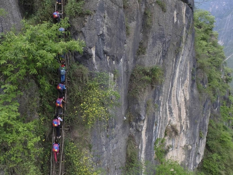 Деца катерят 80-метрова отвесна скала, за да се приберат от училище (СНИМКИ)