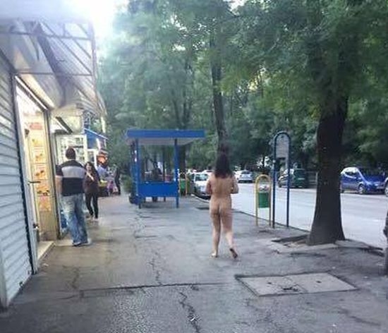 Само в БЛИЦ! Жена хукна гола на разходка из София (СНИМКИ 18+)