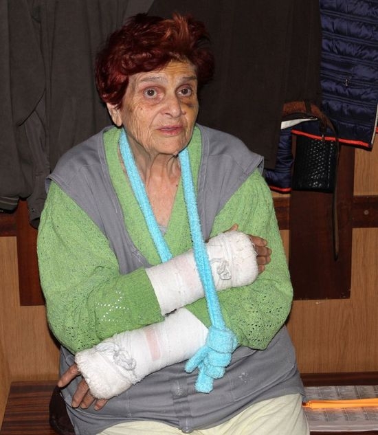 Жестока съседска война между две баби завърши в болницата