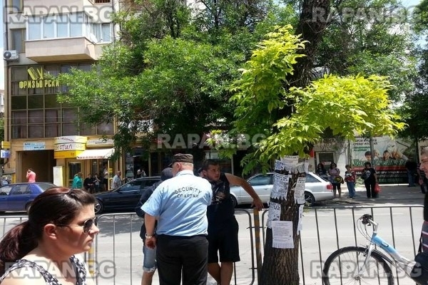 Вижте как граждани арестуваха крадец на пазара във Варна (ЕКСКЛУЗИВНИ СНИМКИ)