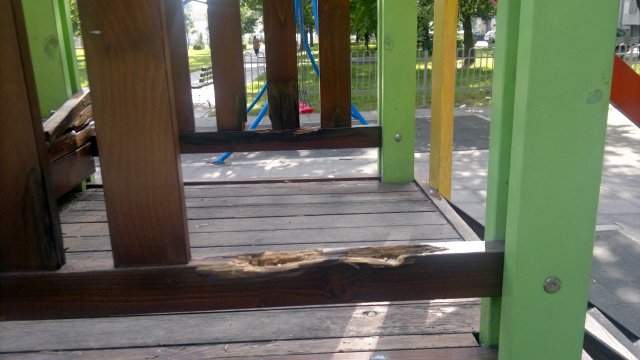Нагли вандали потрошиха детска площадка (СНИМКИ)