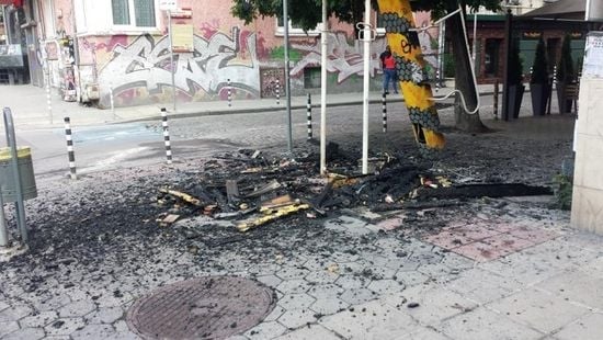 Изгоря полицейската арт вишка, която ни напомняше за пчелите (СНИМКИ)