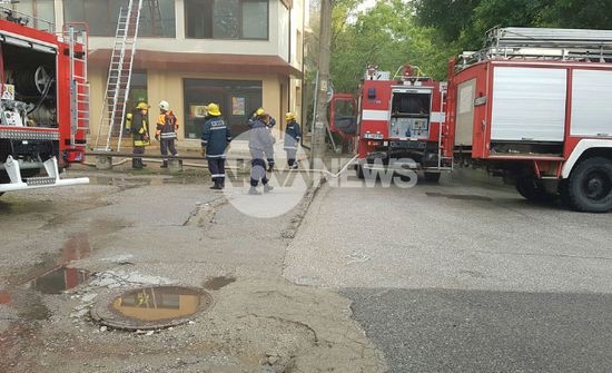 Мълния запали сграда в Хасково, пожарникари опитват извадят жена от огнения ад (СНИМКИ) 