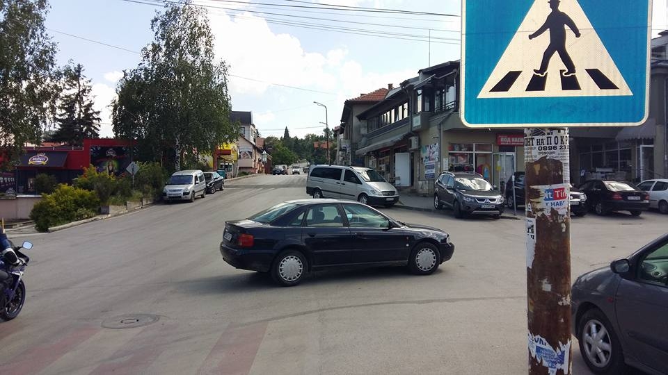 Читател на БЛИЦ изригна: Софиянец паркира като селянин по средата на кръстовище (СНИМКИ)
