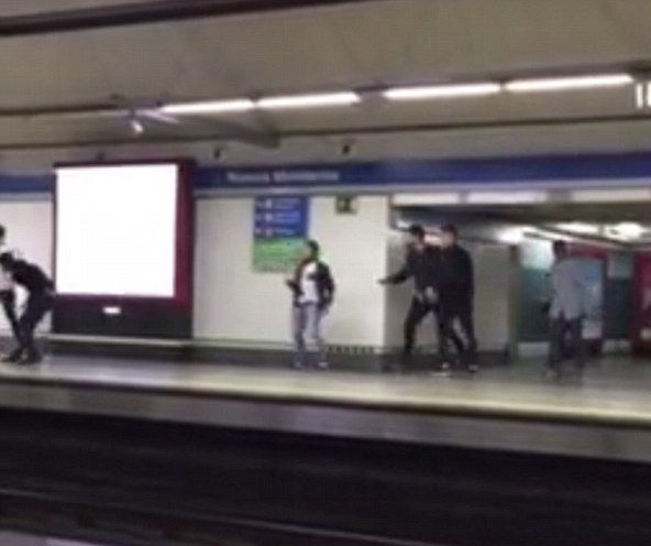 Шокиращо ВИДЕО: Младеж бе хвърлен на релсите в метростанция по време на масово сбиване  