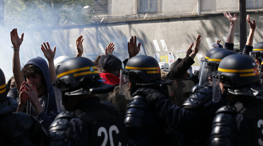 Сблъсъци и сълзотворен газ по време на протест в Париж (СНИМКИ/ВИДЕО)