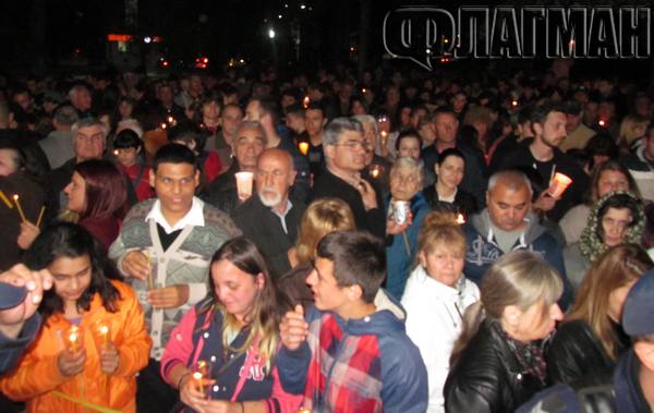Стотици миряни се стекоха на пасхалната служба в храма „Св.Иван Рилски“ в Бургас (СНИМКИ)