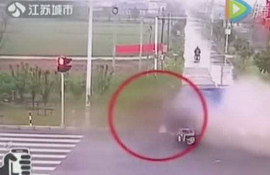 Мъж със скутер се спаси по чудо от връхлитащ го неуправляем камион (ВИДЕО)