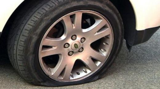 Нарязаха гумите на две учебни коли 