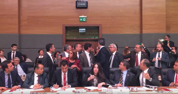 Масов бой в турския парламент заради промените в конституцията (ВИДЕО)