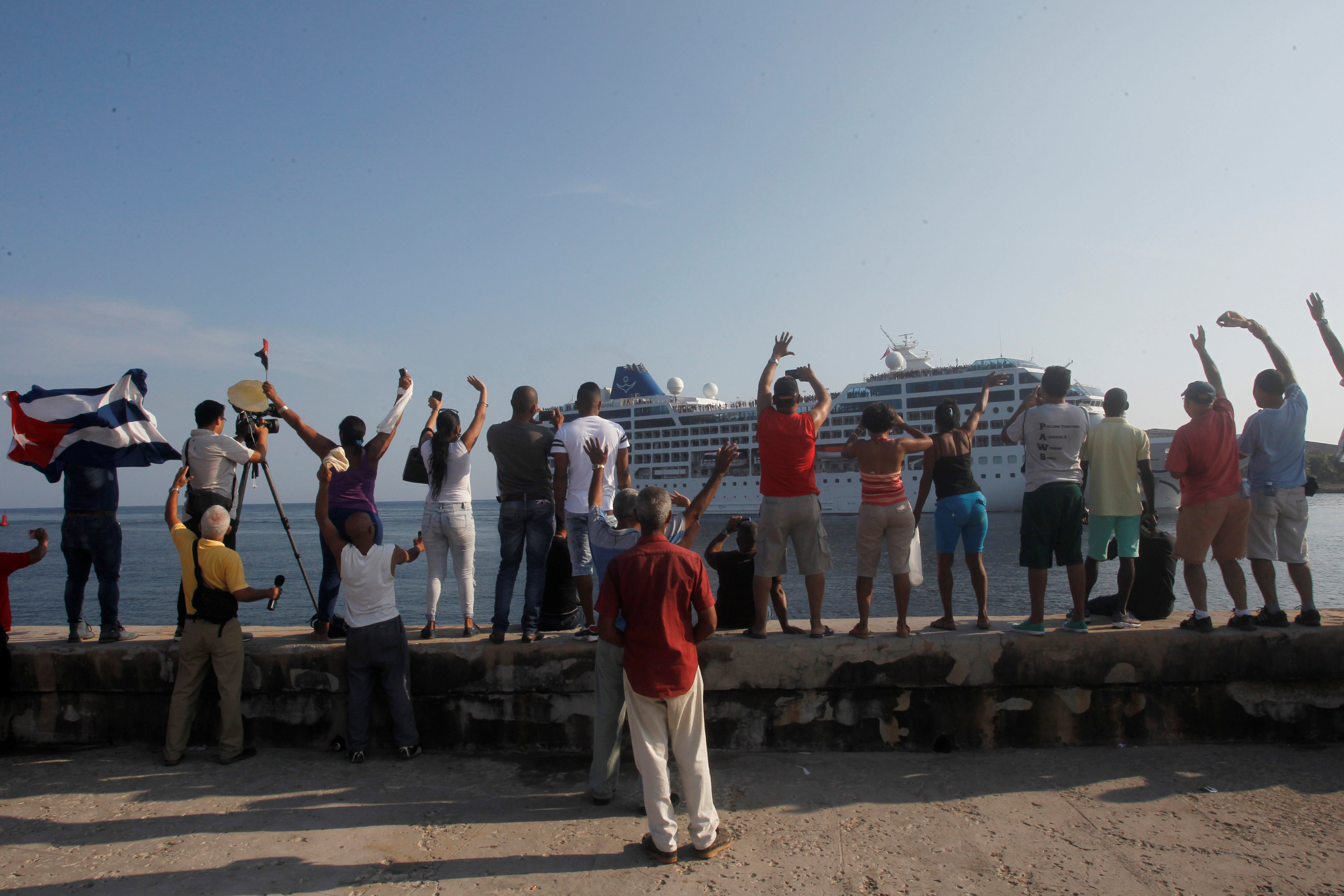 Историческо: Посрещнаха със сълзи и знамена първия американски круизен кораб в Куба (СНИМКИ/ВИДЕО)