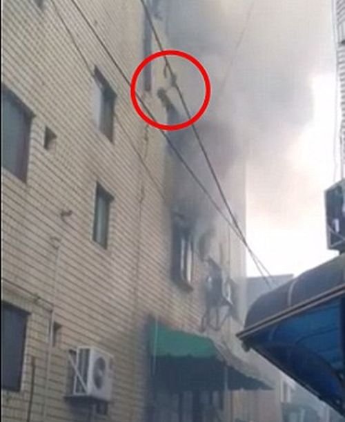 Шокиращо ВИДЕО: Паникьосана майка метна трите си деца от горяща сграда 