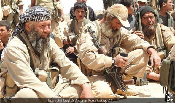 „Ислямска държава“ организира церемония за завършването на новите си стотици тренирани убийци (СНИМКИ)