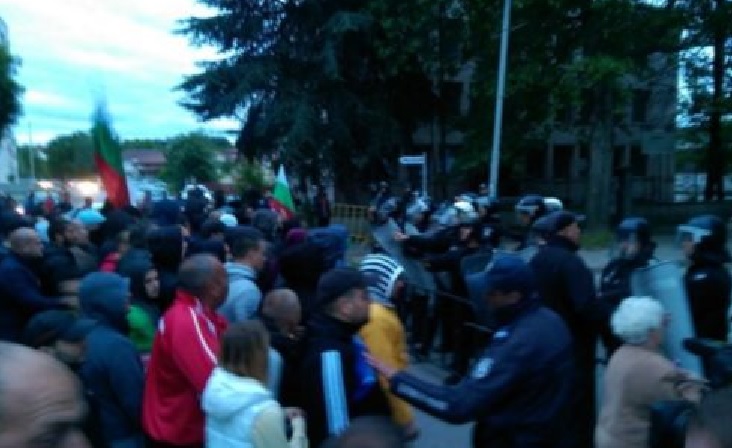 Напрежението в Раднево ескалира, протестиращи пробиха полицейските заграждения