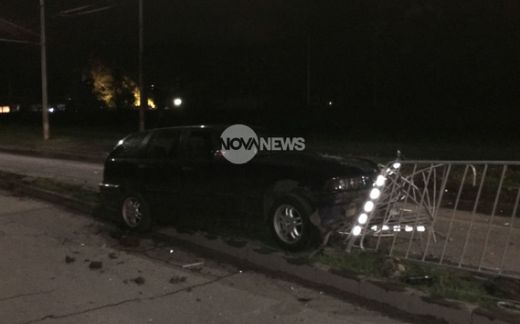 Зрелищна каскада! Кола се заби в ограда на столичен булевард (СНИМКА)