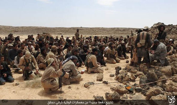 „Ислямска държава“ организира церемония за завършването на новите си стотици тренирани убийци (СНИМКИ)