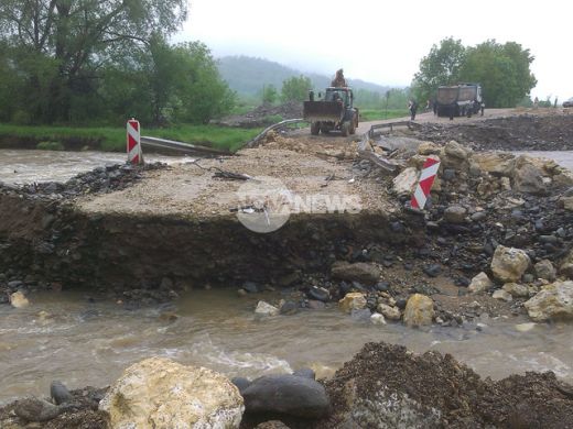 Бушуващата река Бързия затвори пътя Монтана-Берковица (СНИМКИ)