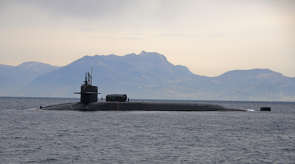Напрежение в Гибралтар: Испански граничари нарочно пречат на американска атомна подводница 