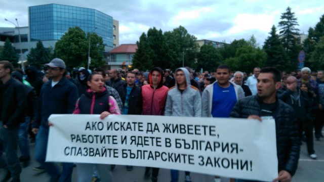 МВР: Протестът в Раднево свършва