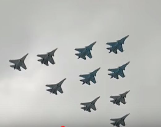 Бойни самолети кръжаха в небето над Москва! Ето каква е причината (ВИДЕО)