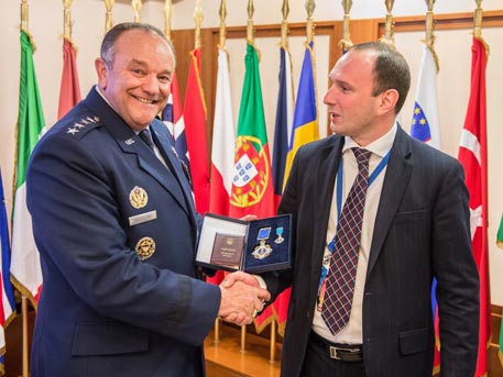 Порошенко награди „най-русофобския” американски генерал с висок орден