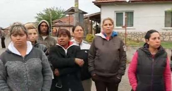 Роми в Раднево ронят сълзи: Тук ни наричат кърлежи, а в Италия – българи