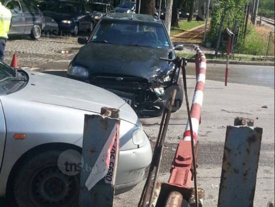 Жена е пострадала в автомелето при прелеза на &quot;Пещерско шосе&quot; в Пловдив (СНИМКИ)
