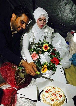 Любовта победи злото и ДАЕШ: Първата сватба на сирийци в Идомени (СНИМКИ)  