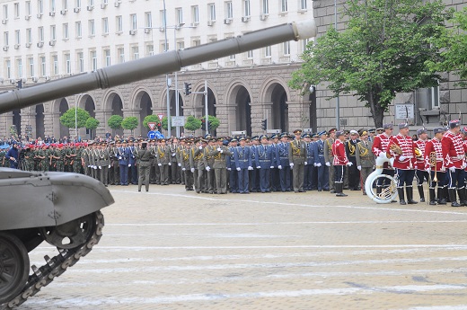Ето ги в БЛИЦ! 35 бойни машини, 8 самолета и 4 хеликоптера в София на Гергьовден (ГАЛЕРИЯ/ВИДЕО)