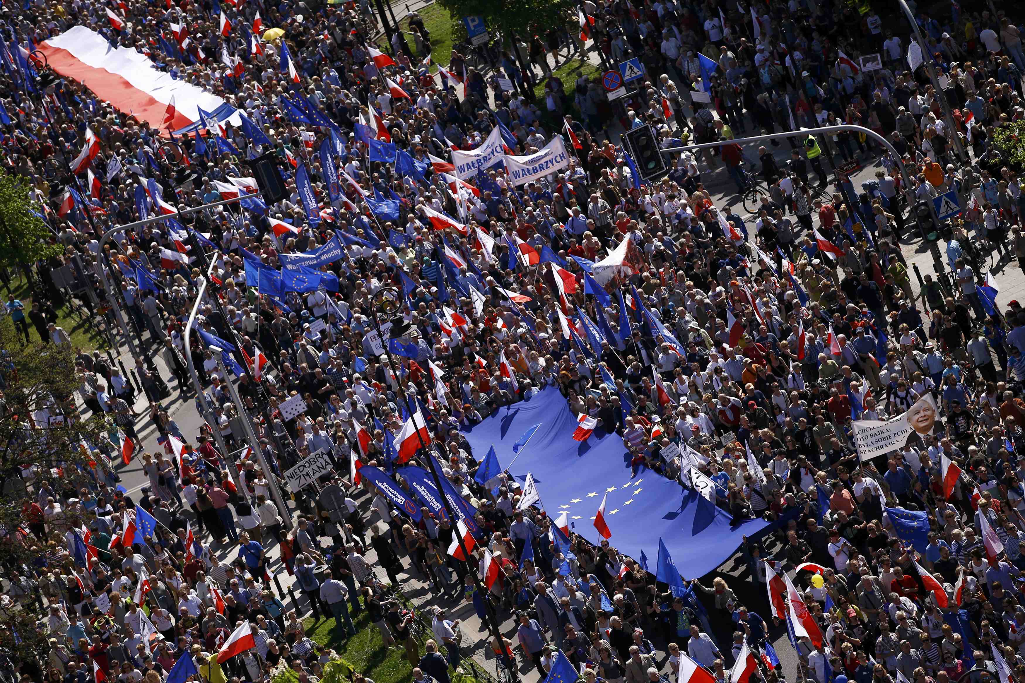 Варшава въстана в най-масовата стачка от 1989 година насам (СНИМКИ)
