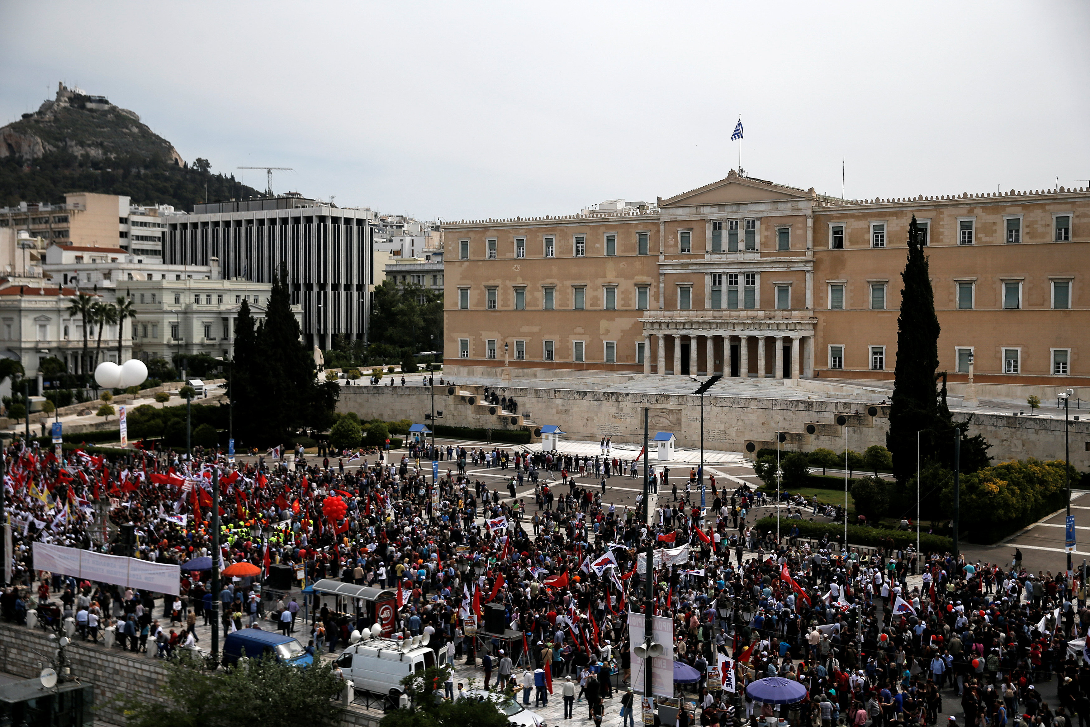 Почна се: Хиляди се стекоха пред парламента в Атина за най-инфарктното гласуване за Гърция (СНИМКИ/ВИДЕО)