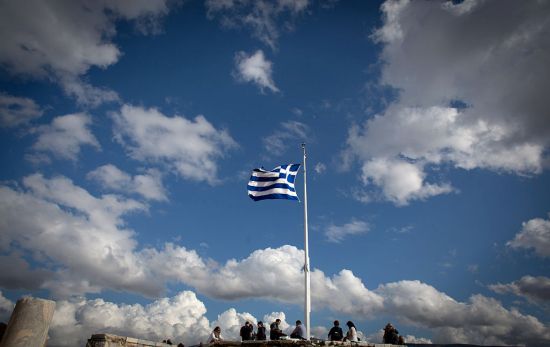 На фона на протести, парламентът на Гърция гласува за спорните реформи