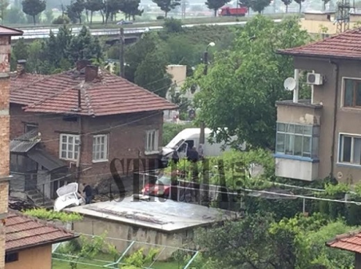 Бус се вряза в къща край гробището в Благоевград 