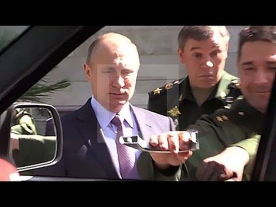 Издънка! Путин отиде да инспектира нов вседеход, а дръжката на вратата се счупи (ВИДЕО)