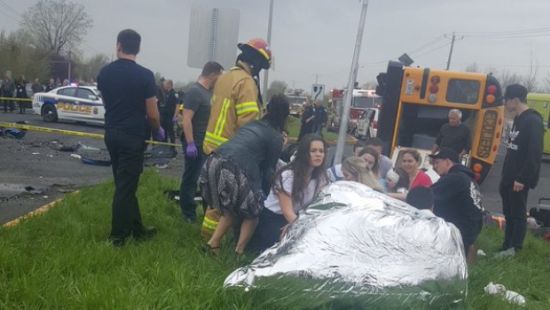 Ужас в Канада! Кола се заби в автобус и прати 45 деца в болница (СНИМКИ)