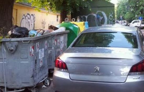 Улица на пъпа на Варна се зарина с боклук заради този тарикат (СНИМКА)  