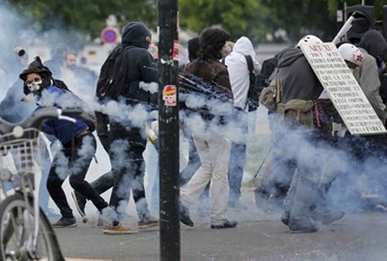 Във Франция става напечено! Протести блокираха страната