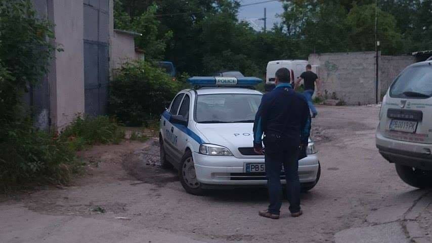 Полицаи в Пловдив разпитват в момента колегата си Венцислав за убийството на майка му и баща му 