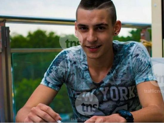 Скръб под тепетата: Близки и приятели си взимат последно сбогом с 20-годишния моторист Никола (СНИМКИ)