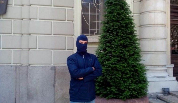 Мъж с покрито лице протестира срещу бурките в Пловдив