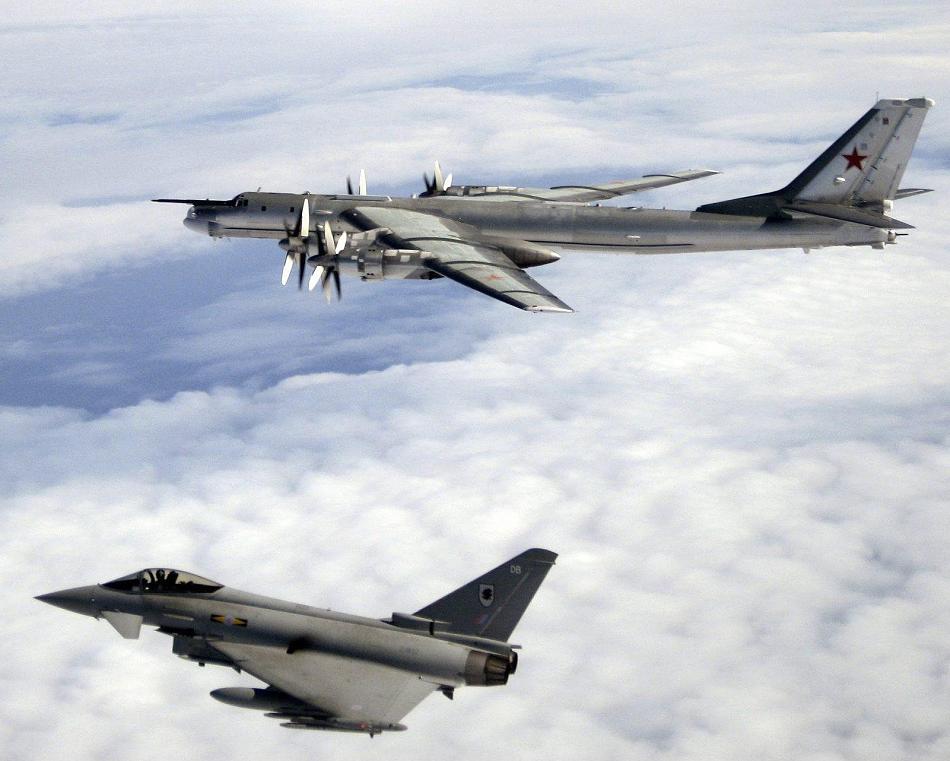 Кралските ВВС вдигнаха изтребители Тайфун срещу Су-27 и руски шпионски Ил-20 край Естония 