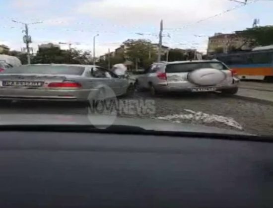 Пак насилие: Шофьори се млатиха на пъпа на София (ВИДЕО) 